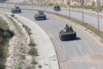 Frontière Turque: Les réfugiés se ruent pour fuir les chars syriens