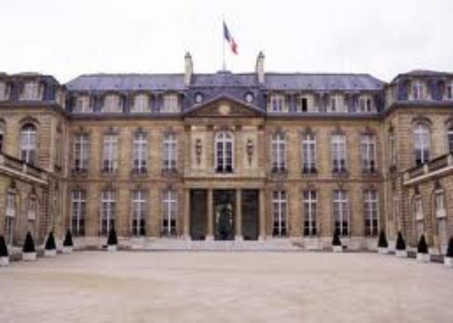 GOUVERNEMENT: Remaniement en direct, Baroin à Bercy…