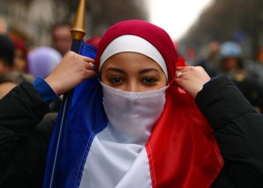Burqa tricolore : Yohan sera bien jugé pour outrage au drapeau