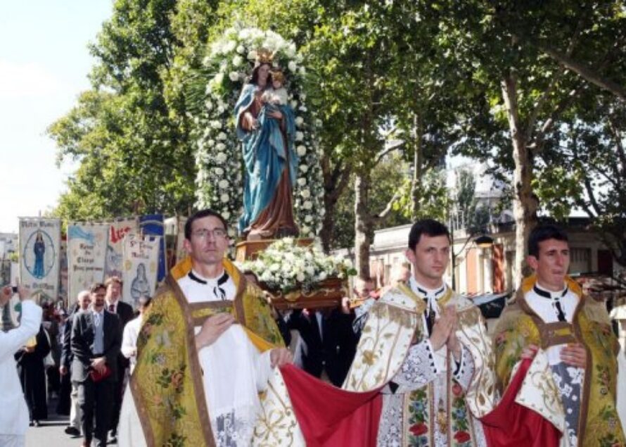 Des milliers de fidèles célèbrent l’Assomption dans les rues de Paris