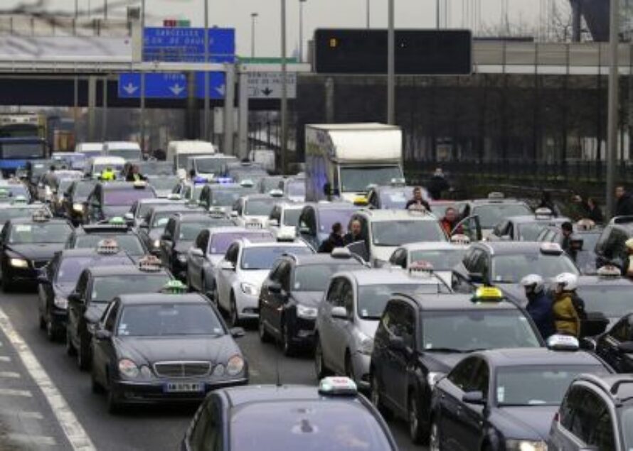 Des centaines de taxis en grève convergent vers Paris