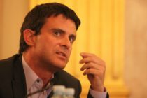 Valls à l’AFP: pas de régularisation de sans-papiers sous la pression
