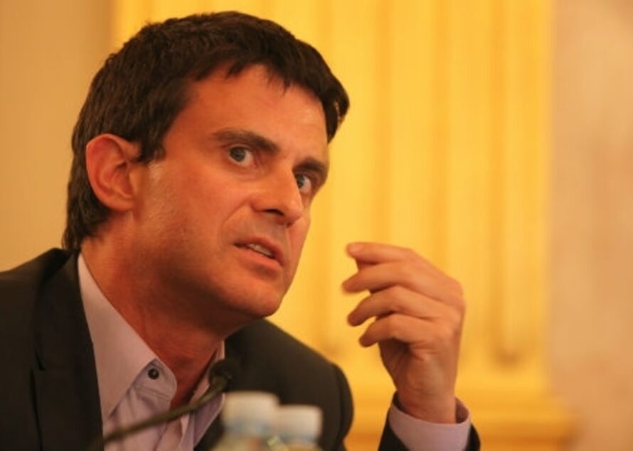 Valls à l’AFP: pas de régularisation de sans-papiers sous la pression