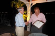 Lloyd Tackling reçoit un certificat par le Consul général adjoint Américain