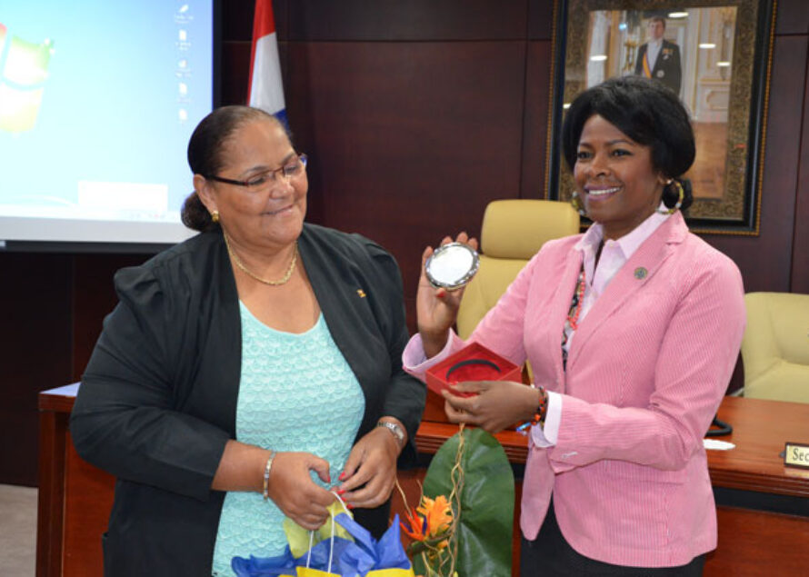 Saint-Martin / Sint Maarten : Presidents exchange gifts in historic meeting