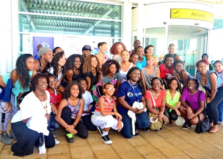 Sint Maarten : Flash Mob Dance at PJIAE