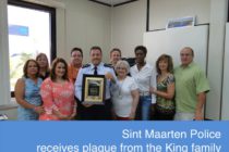 Sint Maarten. Police receives plaque from the King family