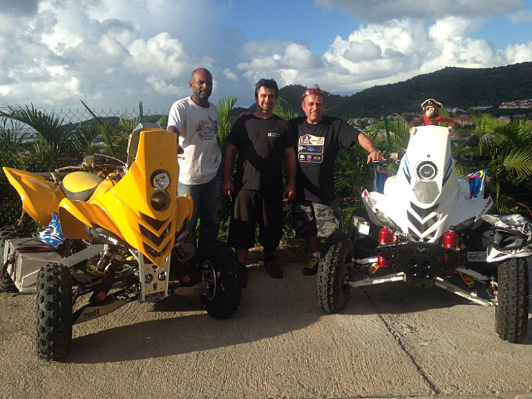 Jean-Christophe Thamas, Mickael Doudeau, le technicien et Jean Karl ATZERT encadrés par leurs Raptor de chez Yamaha