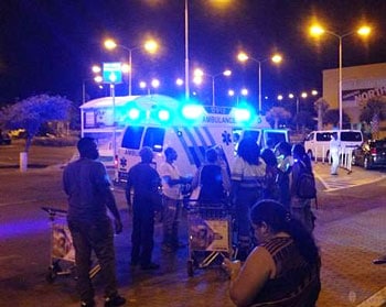 Les premiers secours à la sortie de l'aéroport de Curacao le 15 juillet 2014. (source : twitter Adir Ayudi)