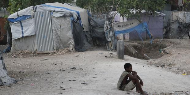 Des milliers de personnes déplacées par le tremblement de terre de 2010 habitent toujours au Camp Carradeux.© Amnesty International