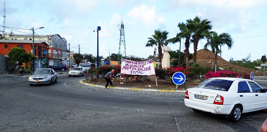 Les grévistes de l'hôpital au rond point d'Agrément le 03 mai 2015, un haut lieu de la contestation locale