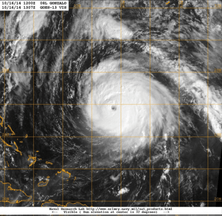 Image satellite de l'ouragan Gonzalo Visible à son intensité maximale estimée de 125 kt (catégorie quatre sur l'échelle de Saffir-Simpson Hurricane Wind Scale) à 1307 UTC 16 Octobre. Image via la Naval Research Laboratory