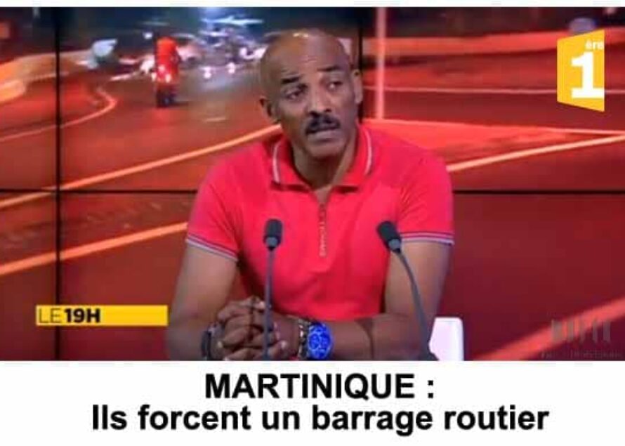 Martinique : Des motards forcent un barrage routier en plein reportage TV