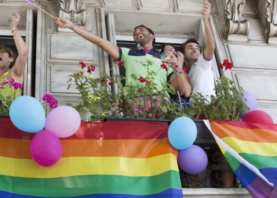 A paris, une gay pride festive et des revendications