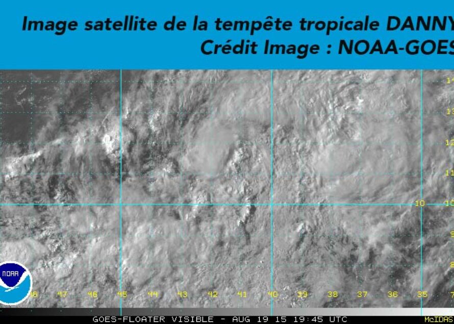 La tempête tropicale DANNY se situe à environ 2130 km à l’Est des Petites Antilles par 11.5 °N et 42.0 °W