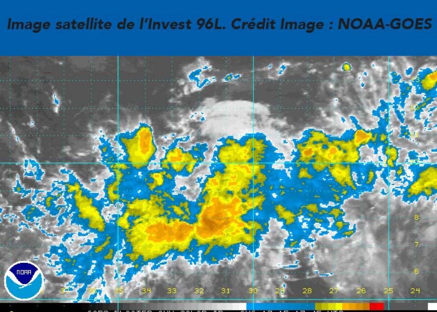 Invest 96 L : L’onde tropicale accompagnée d’un système de basse pression continue de produire une activité pluvio-orageuse