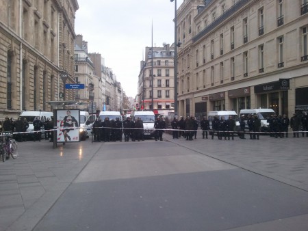 Les CRS positionnés dans une rue adjacente, et c'était exactement pareil tout autour de la place de la République.
