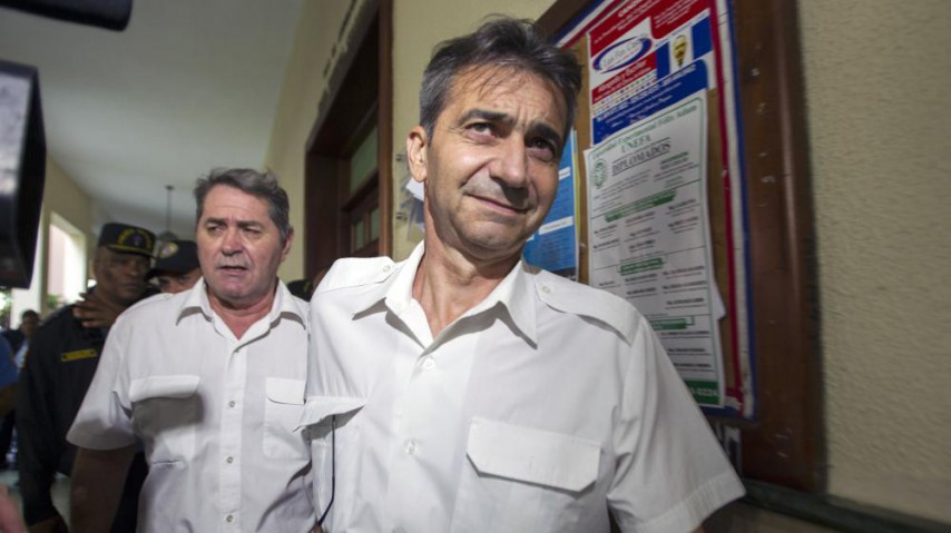 Les pilotes français Jean-Pascal Fauret et Bruno Odos, en mai 2014 en République Dominicaine, à la sortie d'une audience devant le tribunal de Saint-Domingue. (ERIKA SANTELICES / AFP)