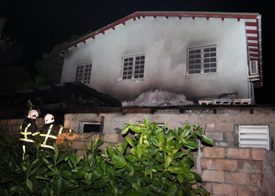 Sint Maarten : Fire destroys apartment buildings