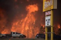 Fort McMurray dans l’Ouest canadien : C’est un feu énorme et dangereux qui est hors de contrôle
