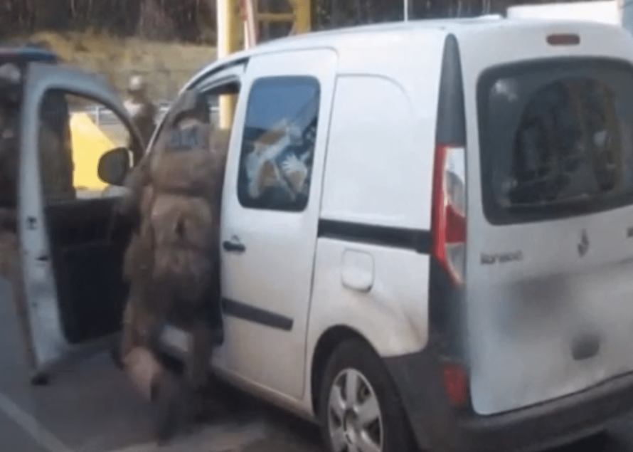 Ukraine : les images incroyables de l’arrestation d’un ressortissant Français avec son arsenal de guerre