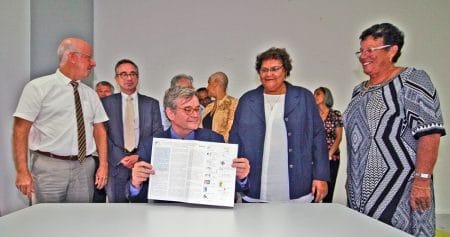 Pascal Jacob présente la Charte Romain Jacob signée par les différents partenaires de Saint-Martin et de Saint-Barthélemy.