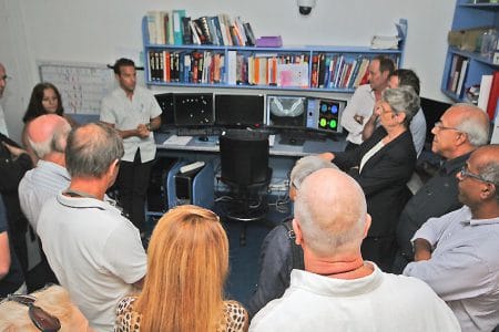 La préfète Anne Laubies (à droite) et des médecins lors de la présentation du fonctionnement des nouveaux équipements par le docteur Blaise Bartoli (à gauche, chemise blanche).