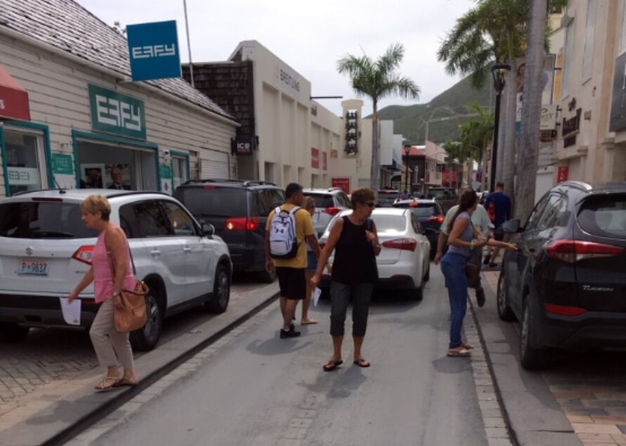 La police et le procureur de Sint-Maarten s’attaquent au stationnement interdit