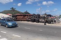 Sint Maarten : Un semi-remorque se retourne au rond-point de Kruythoff
