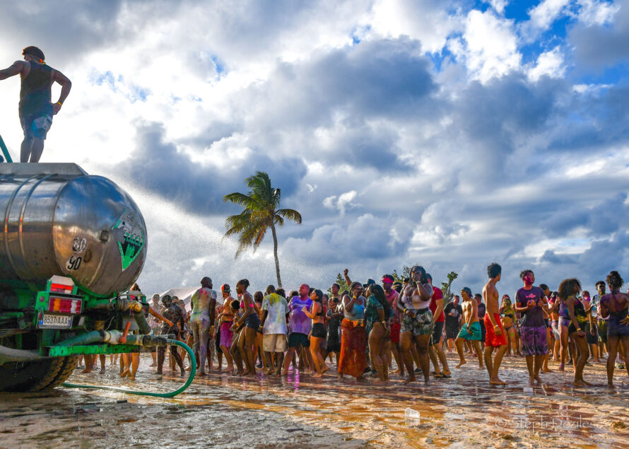 La Holi (fête des couleurs) 2019 organisée par la Aism French St Martin sur la plage d’Happy Bay était juste… Magique !