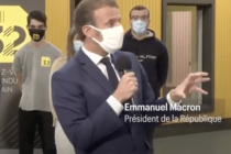 “Je pense m’étouffer avec ça” Emmanuel Macron, après seulement quelques minutes d’enfumage sous son masque, suffoque.