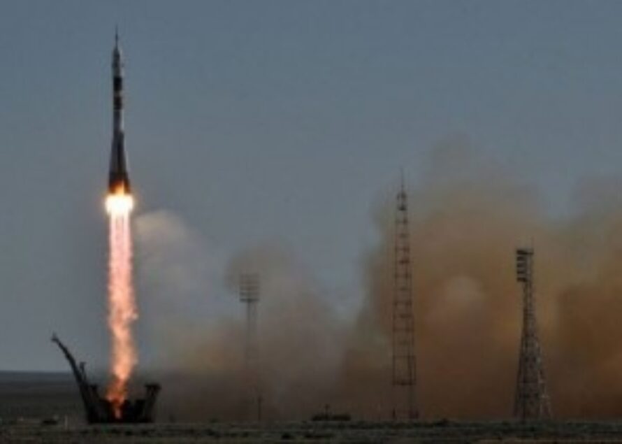 Une fusée Soyouz avec trois spationautes a décollé vers la station ISS