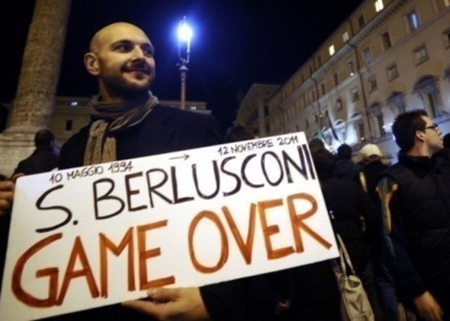 Italie: une foule en liesse fête le départ de Berlusconi